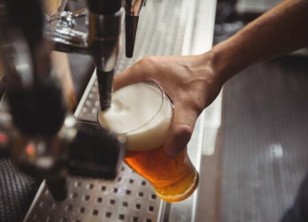 Como Armazenar e Servir Chopp em Casa Sem Perder a Qualidade